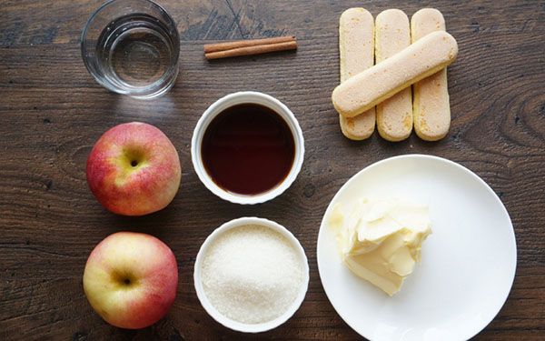 Ricetta per squisiti apple charlotte con biscotti Savoyardi