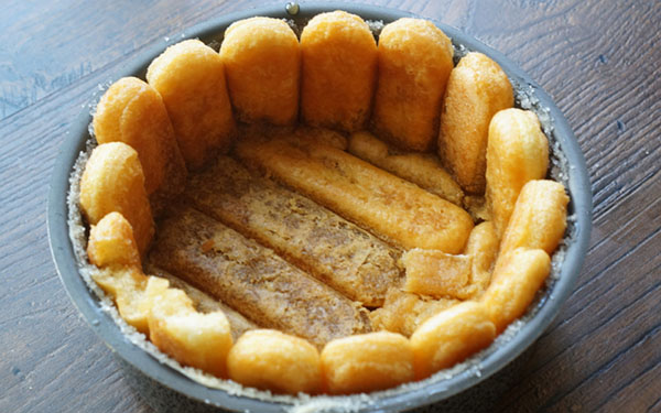 Ricetta per squisiti apple charlotte con biscotti Savoyardi