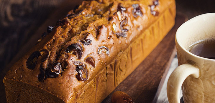 Ricetta per incredibile torta di miele cremosa con date e noci