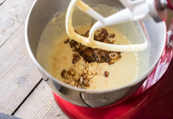 Ricetta per incredibile torta di miele cremosa con date e noci