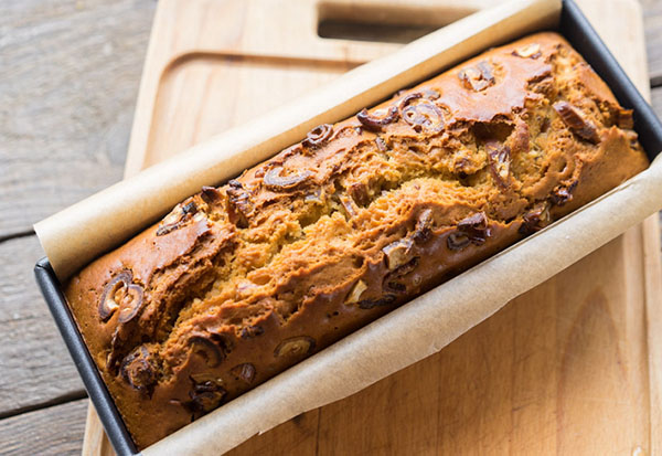 Ricetta per incredibile torta di miele cremosa con date e noci