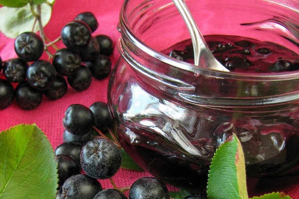 Marmellata di mele e chokeberry Marmellata di mele e chokeberry