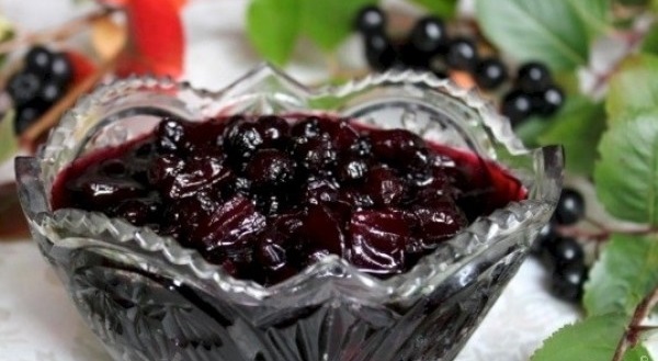 Marmellata di prugne e chokeberry Marmellata di prugne e chokeberry