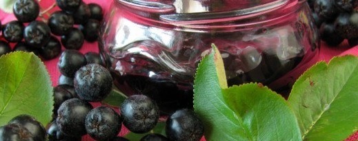 Marmellata di aronia e foglie di ciliegio Marmellata di aronia e foglie di ciliegio