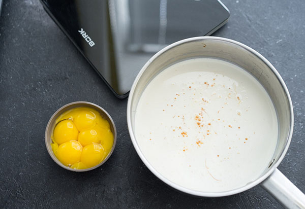 Ricetta per un delizioso gelato fatto in casa con caramello