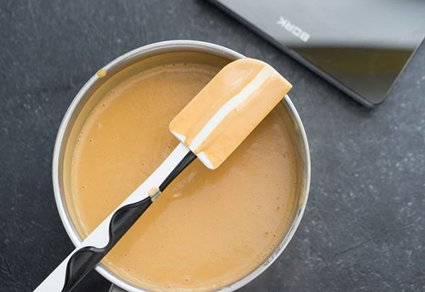 Ricetta per un delizioso gelato fatto in casa con caramello