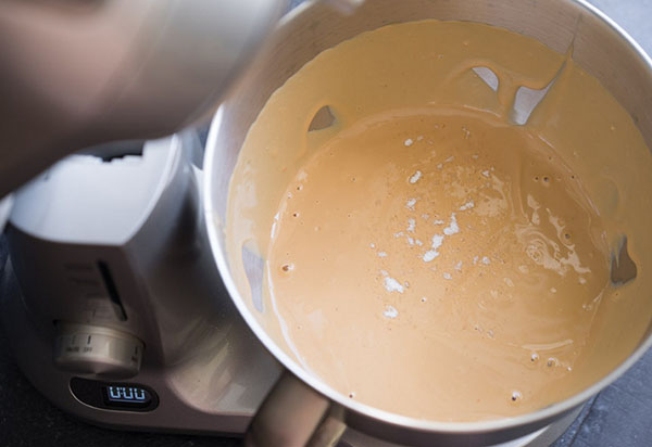 Ricetta per un delizioso gelato fatto in casa con caramello