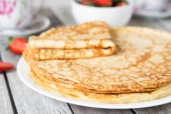 Ricette originali per frittelle su Pancake Day 2017 passo dopo passo con la foto: su latte, kefir, lievito, con ripieni per tutti i gusti