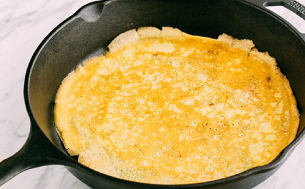 Ricette originali per frittelle su Pancake Day 2017 passo dopo passo con la foto: su latte, kefir, lievito, con ripieni per tutti i gusti
