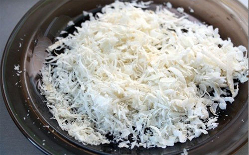 Tagliare la cipolla e il filetto di pollo