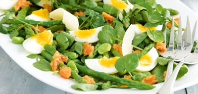 Insalata con salmone e uova di quaglia