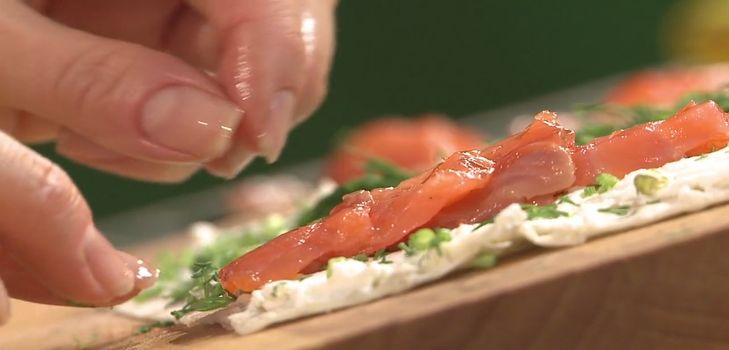 Spuntino delizioso e veloce - involtini di lavash con pesce