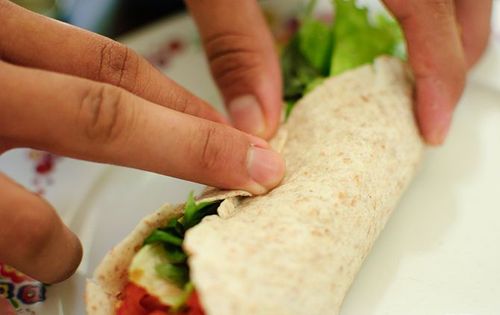 Spuntino delizioso e veloce - involtini di lavash con pesce