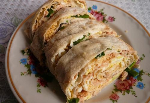 Spuntino delizioso e veloce - involtini di lavash con pesce