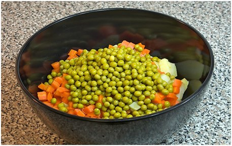 tutti i prodotti per l'oliva in una ciotola Olivier non è misto