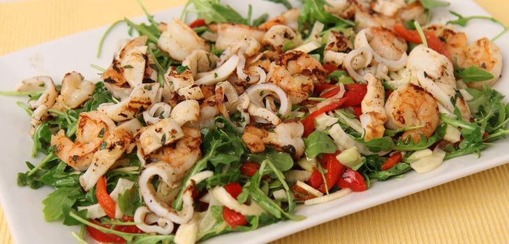 Insalata con avocado e calamari