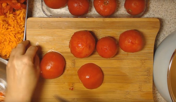 Insalata con riso e verdure per l'inverno. Ricette per insalata per l'inverno con riso e pomodori, zucchine, carote