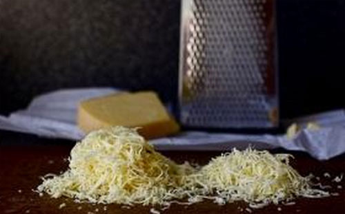 Strofinare il formaggio sulla grattugia 
