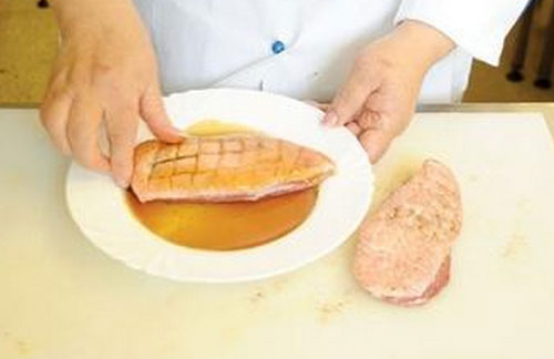  Lasciamo cadere la carne in una piccola quantità di sciroppo di zucchero. 