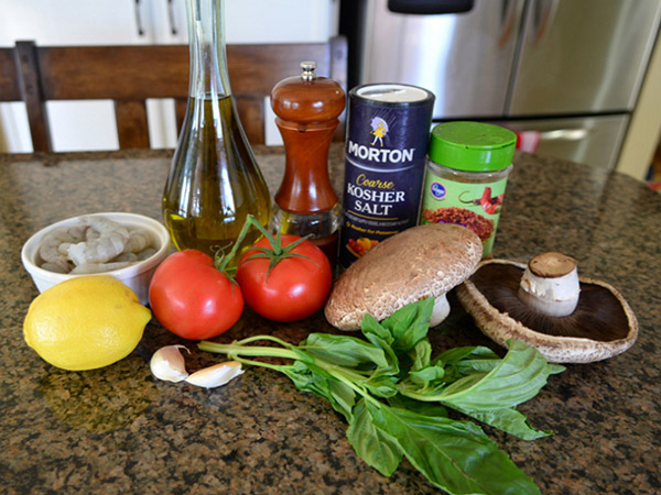 Funghi alla griglia con ripieno di pomodoro e gamberi, ricetta deliziosa