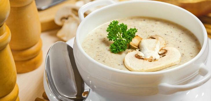 La zuppa di funghi è un ottimo piatto per un tavolo casual La zuppa di funghi è un ottimo piatto per un tavolo casual