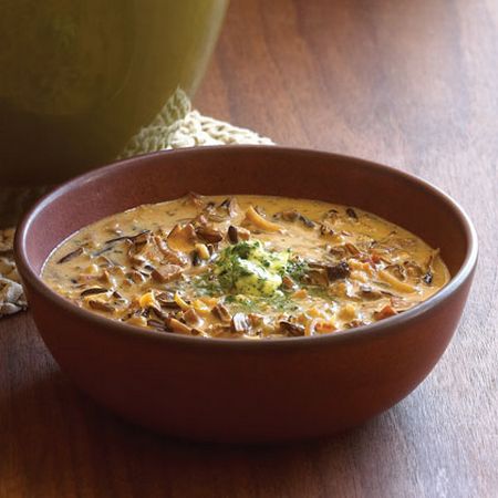 La zuppa di funghi è un ottimo piatto per un tavolo casual La zuppa di funghi è un ottimo piatto per un tavolo casual