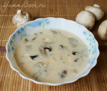 La zuppa di funghi è un ottimo piatto per un tavolo casual La zuppa di funghi è un ottimo piatto per un tavolo casual