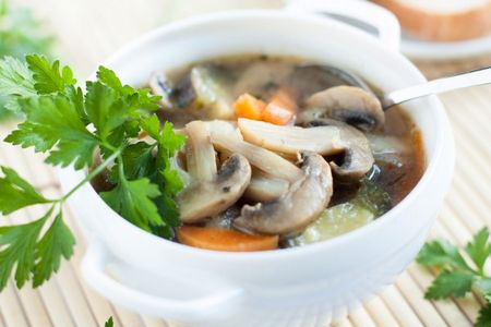 La zuppa di funghi è un ottimo piatto per un tavolo casual La zuppa di funghi è un ottimo piatto per un tavolo casual