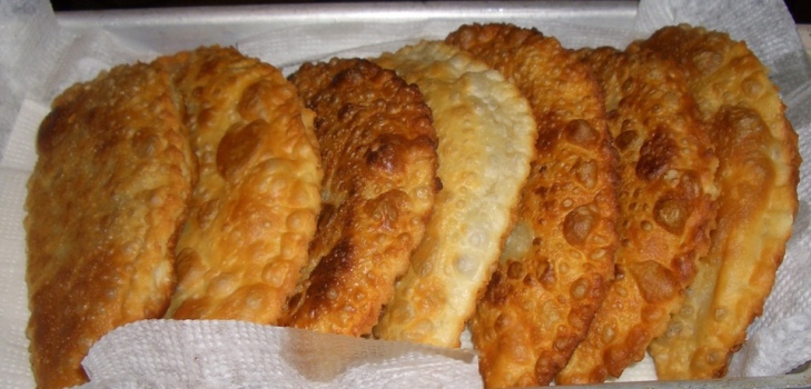 chebureks in un piatto