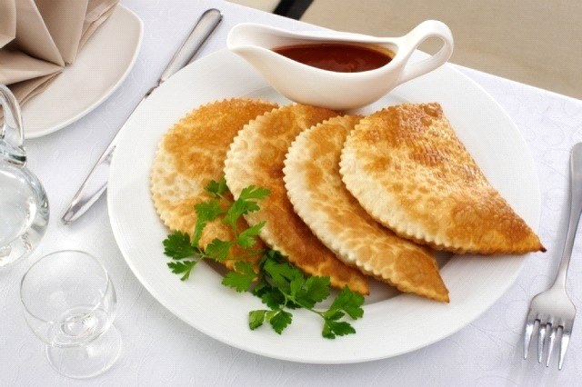chebureks sul tavolo