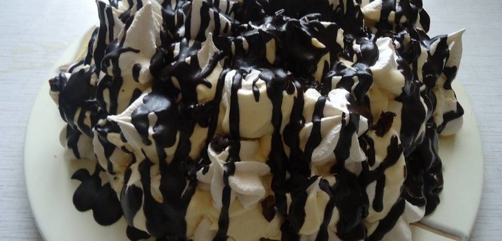 Torta Grafskie rovine con panna acida