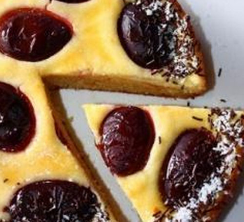 Torta con formaggio e prugne 