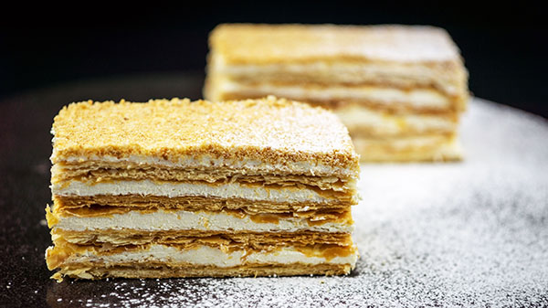 Torta "Napoleone", ricette con una foto a casa: classico (sovietico), con crema pasticcera, con latte condensato, da pasta sfoglia