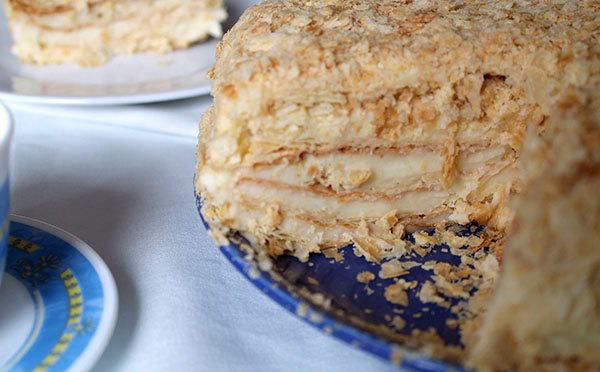 Torta "Napoleone", ricette con una foto a casa: classico (sovietico), con crema pasticcera, con latte condensato, da pasta sfoglia