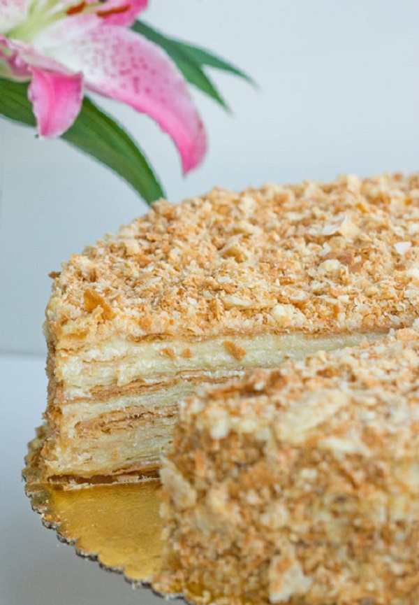 Torta "Napoleone", ricette con una foto a casa: classico (sovietico), con crema pasticcera, con latte condensato, da pasta sfoglia