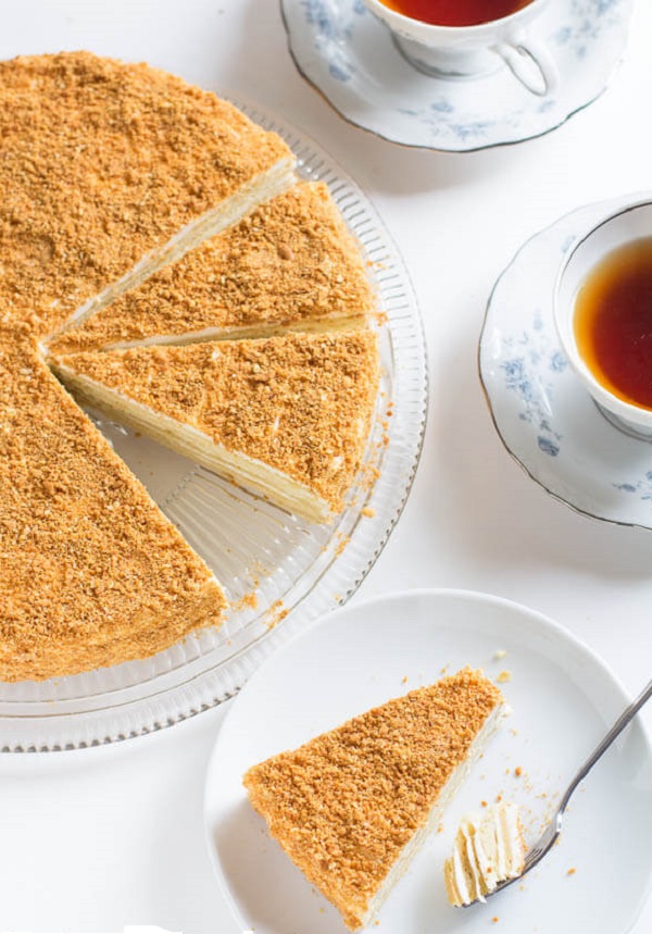 Torta "Napoleone", ricette con una foto a casa: classico (sovietico), con crema pasticcera, con latte condensato, da pasta sfoglia
