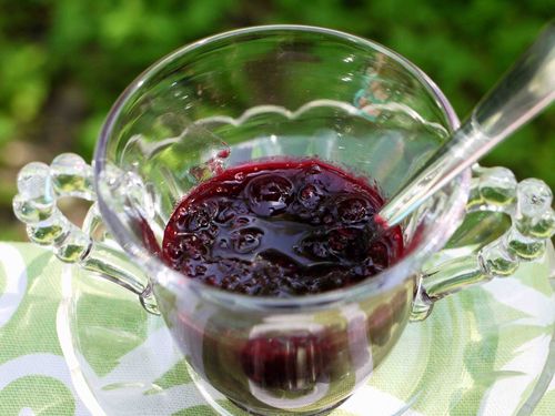 Confettura di ribes nero con noci