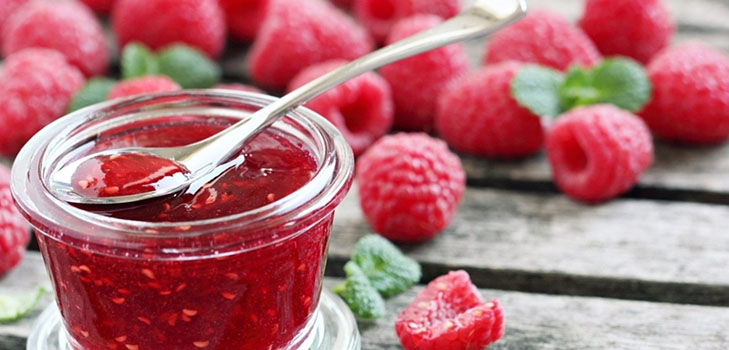 Semplice marmellata di un lampone di cinque minuti