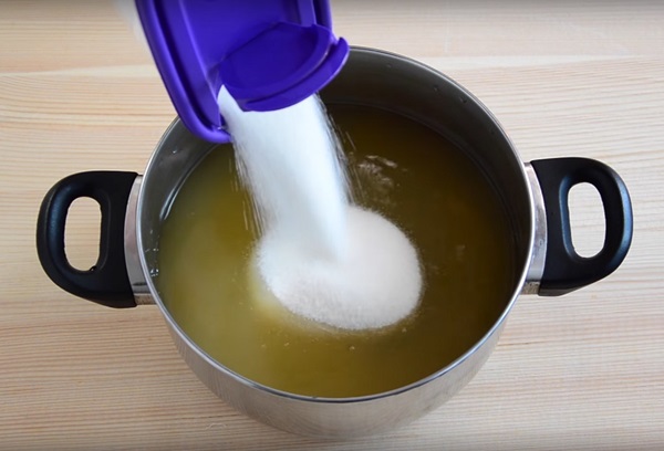 Marmellata e miele di denti di leone con acido citrico e senza acido