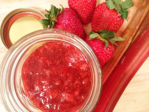 Marmellata con fragole al rabarbaro