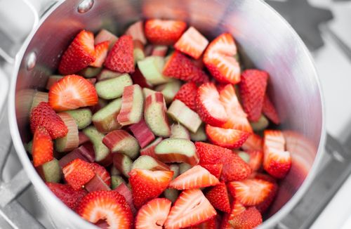 Marmellata con fragole al rabarbaro