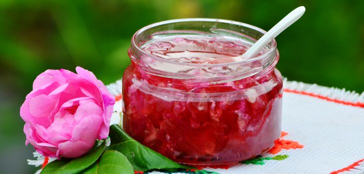 La ricetta della classica confettura di rose