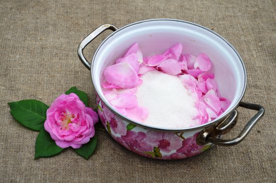 La ricetta della classica confettura di rose
