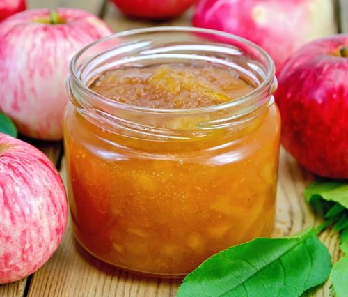 Marmellata di mele e noci in un multivark