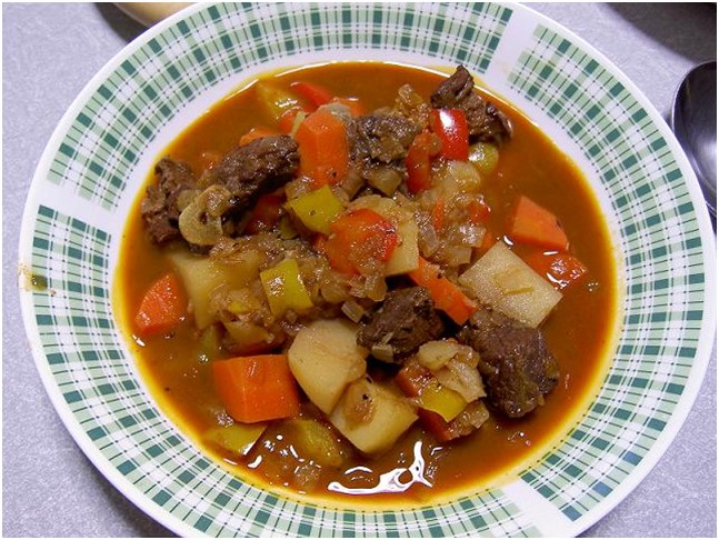 goulash in un piatto
