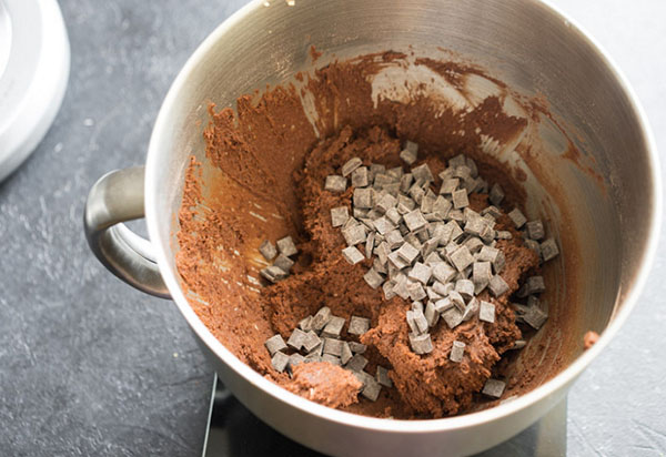 Una ricetta deliziosa: grandi biscotti al cioccolato con spezie