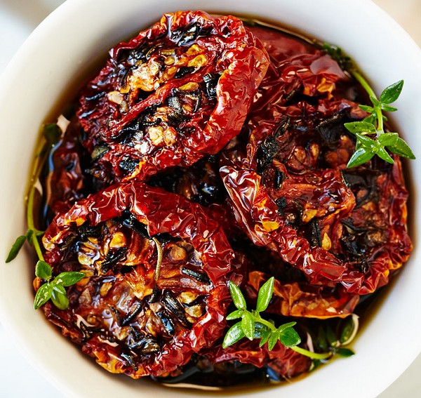 Pomodori essiccati al sole, ricette a casa. Come preparare pomodori essiccati al sole in un essiccatore di verdure, forno, per l'inverno Pomodori essiccati al sole, ricette a casa. Come preparare pomodori essiccati al sole in un essiccatore di verdure, forno, per l'inverno