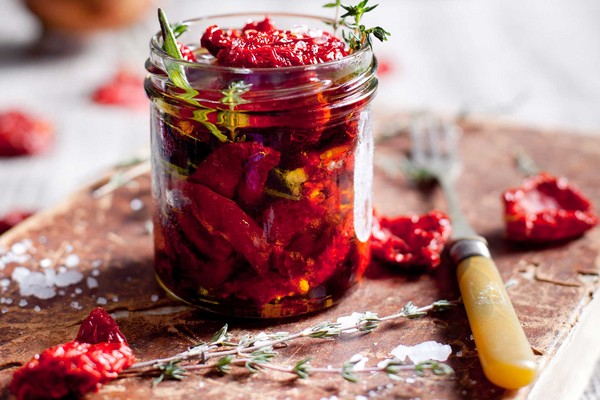 Pomodori essiccati al sole, ricette a casa. Come preparare pomodori essiccati al sole in un essiccatore di verdure, forno, per l'inverno