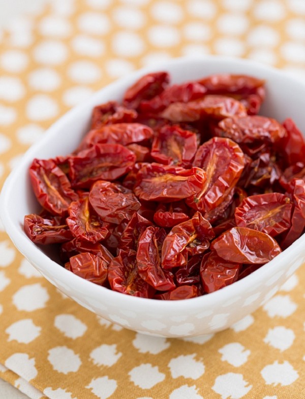 Pomodori essiccati al sole, ricette a casa. Come preparare pomodori essiccati al sole in un essiccatore di verdure, forno, per l'inverno Pomodori essiccati al sole, ricette a casa. Come preparare pomodori essiccati al sole in un essiccatore di verdure, forno, per l'inverno