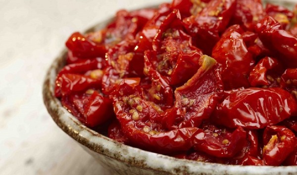 Pomodori essiccati al sole, ricette a casa. Come preparare pomodori essiccati al sole in un essiccatore di verdure, forno, per l'inverno Pomodori essiccati al sole, ricette a casa. Come preparare pomodori essiccati al sole in un essiccatore di verdure, forno, per l'inverno